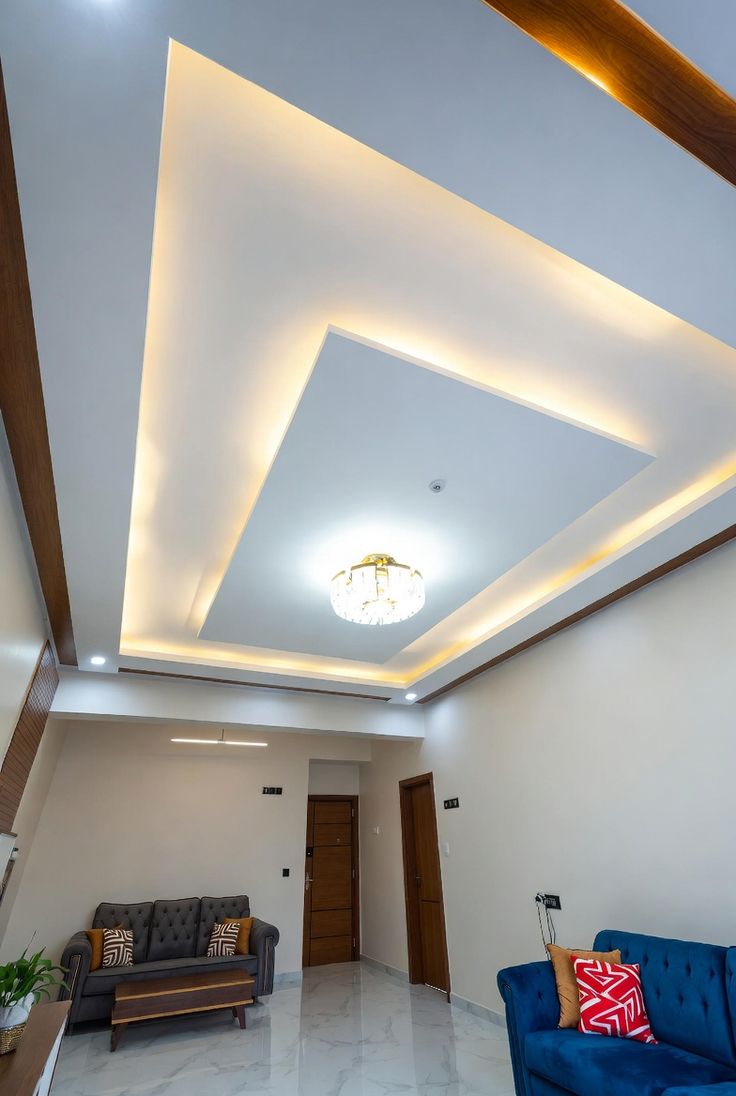 Plafond décoratif géométrique avec corniche lumineuse dans un salon