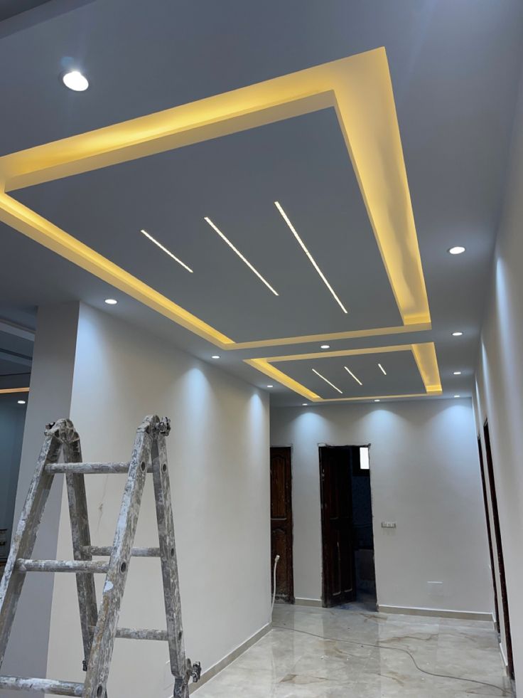 Faux plafond en plâtre avec éclairage LED indirect dans un couloir