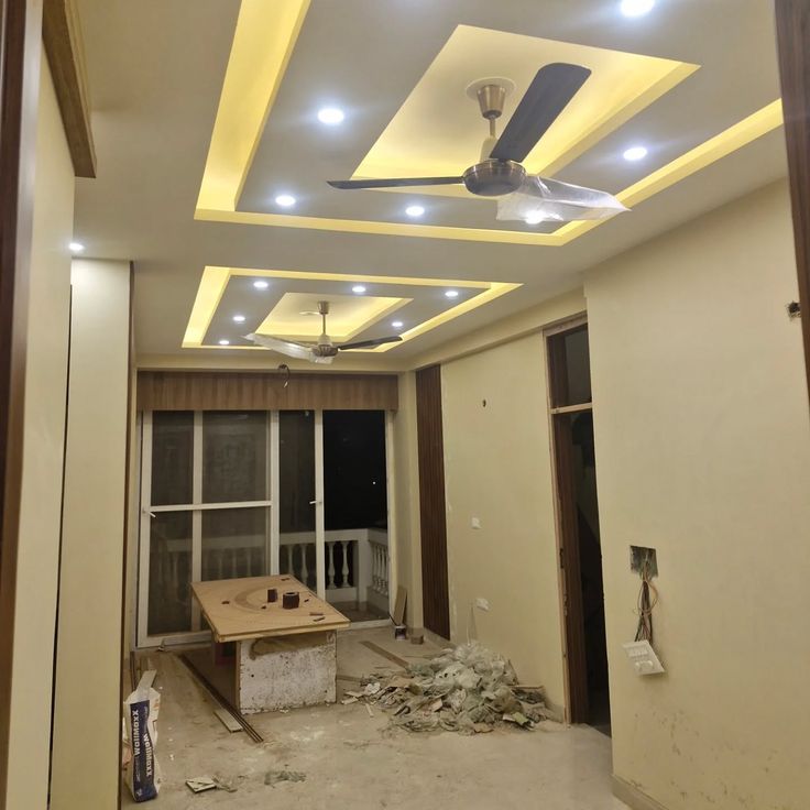 Séjour en cours de finition avec faux plafond et spots encastrés