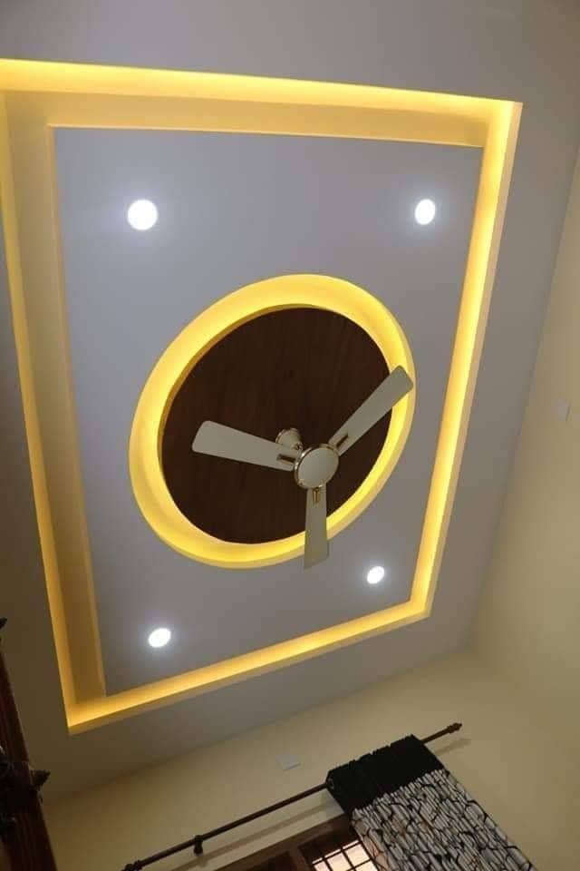 Détail d'un faux plafond avec cadre lumineux et cercle en bois